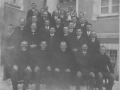Gruppenbild vor dem Jugendheim / Bank um 1937