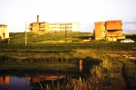 Schulgebäude im Hintergrund 1974